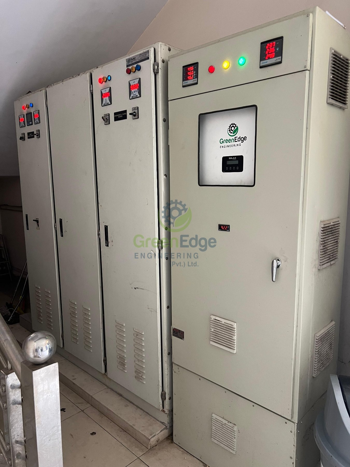 Electrical distribution cabinets